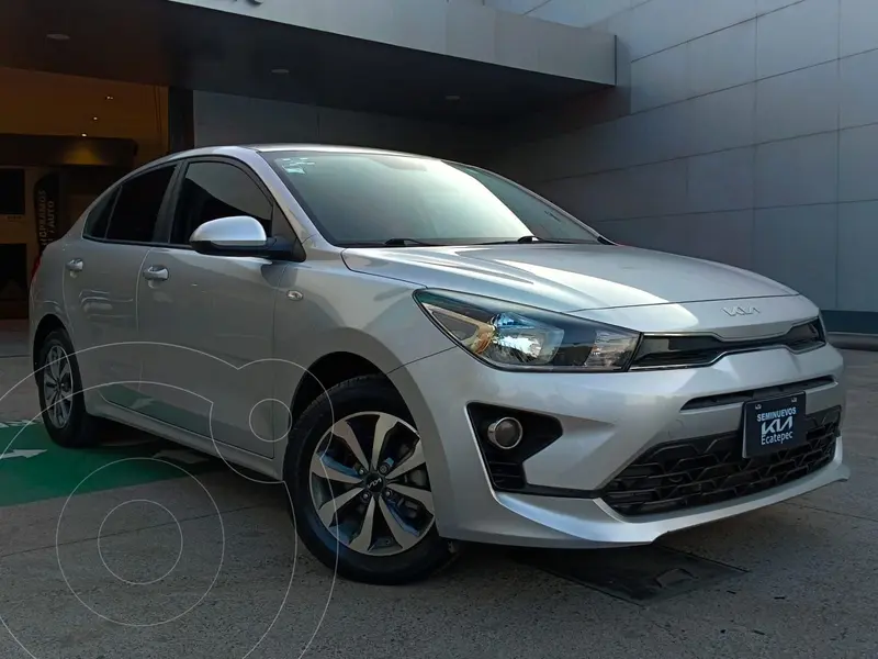 Foto Kia Rio Sedan LX usado (2023) color plateado financiado en mensualidades(enganche $62,244 mensualidades desde $7,162)