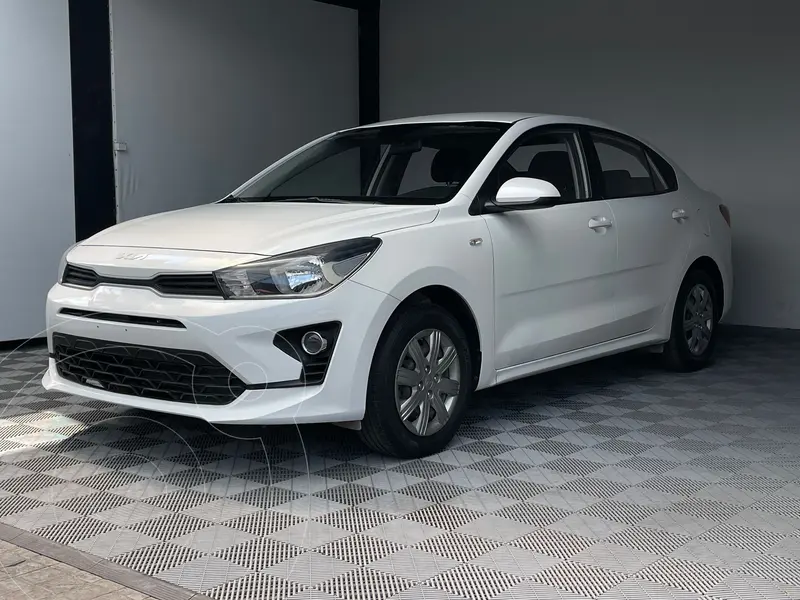 Foto Kia Rio Sedan L  Aut usado (2022) color Blanco precio $235,000