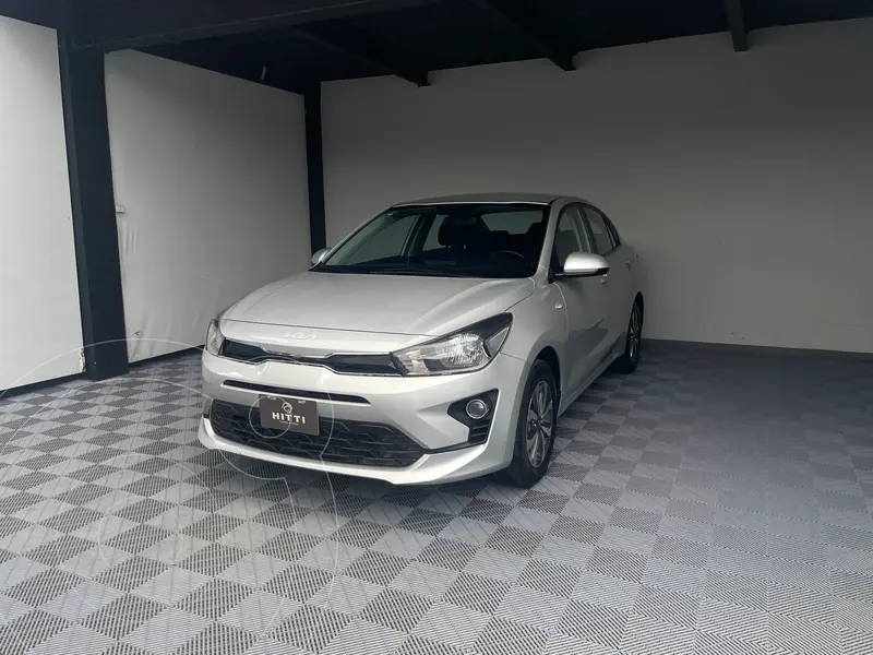 Foto Kia Rio Sedan LX Aut usado (2022) color plateado precio $274,000