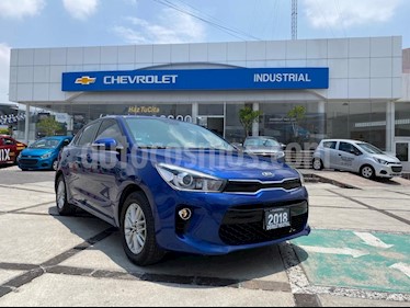 foto Kia Rio Sedán EX usado (2018) color Azul Zinc precio $215,000