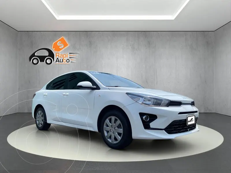 Foto Kia Rio Sedan L usado (2023) color Blanco precio $218,200