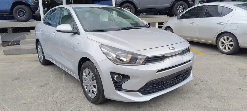 Foto Kia Rio Sedan L  Aut usado (2021) color Plata precio $279,000