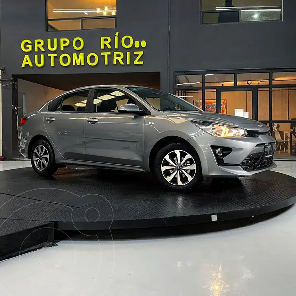 Foto Kia Rio Sedan LX Aut usado (2022) color Gris precio $295,000