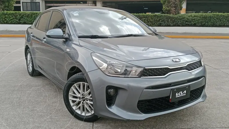 Foto Kia Rio Sedan LX Aut usado (2019) color Gris precio $239,800