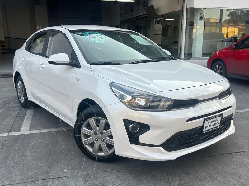 Foto Kia Rio Sedan L  Aut usado (2023) color Blanco precio $212,500