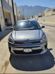 foto Kia Rio Sedán LX Aut usado (2020) color Gris Urbano precio $257,000