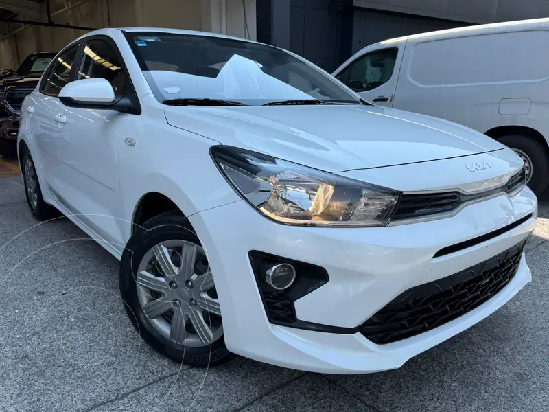 Foto Kia Rio Sedan L  Aut usado (2023) color Blanco financiado en mensualidades(enganche $91,918 mensualidades desde $3,949)
