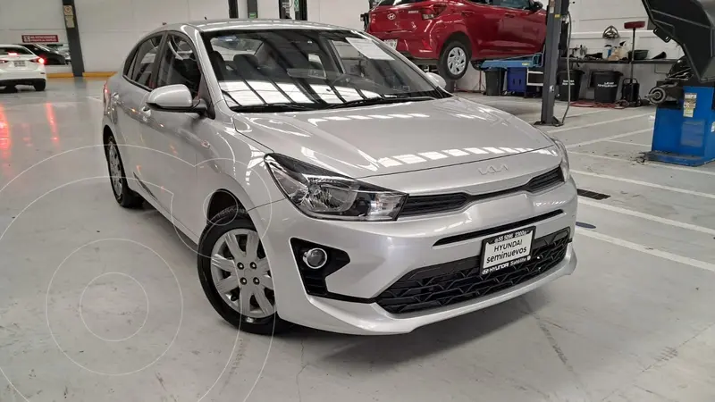 Foto Kia Rio Sedan L  Aut usado (2023) color plateado financiado en mensualidades(enganche $104,458 mensualidades desde $4,395)