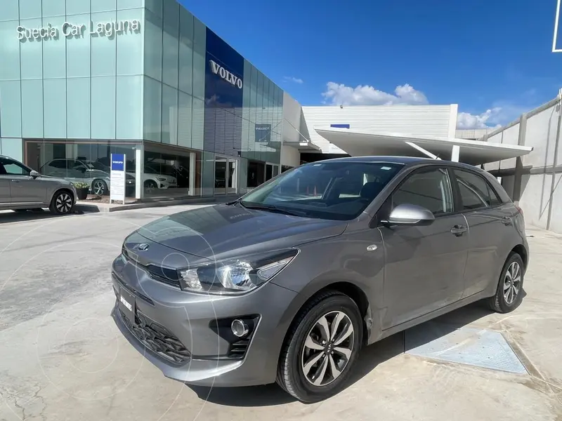 Foto Kia Rio Sedan LX Aut usado (2021) color Iron Grey precio $245,000