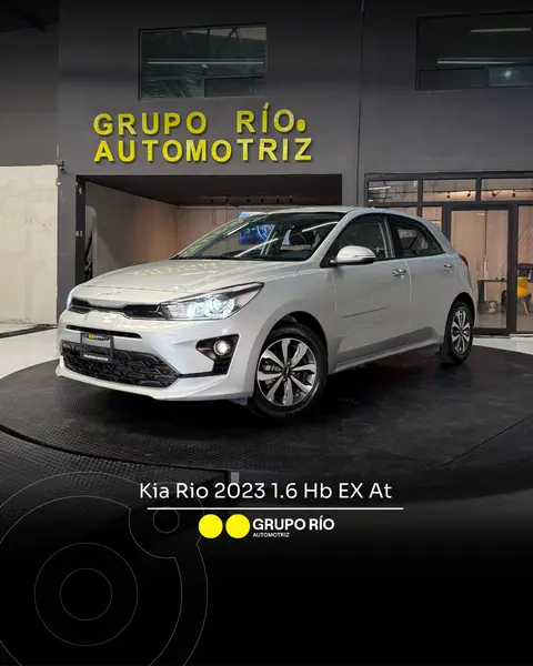 Foto Kia Rio Sedan EX Aut usado (2023) color plateado precio $319,000
