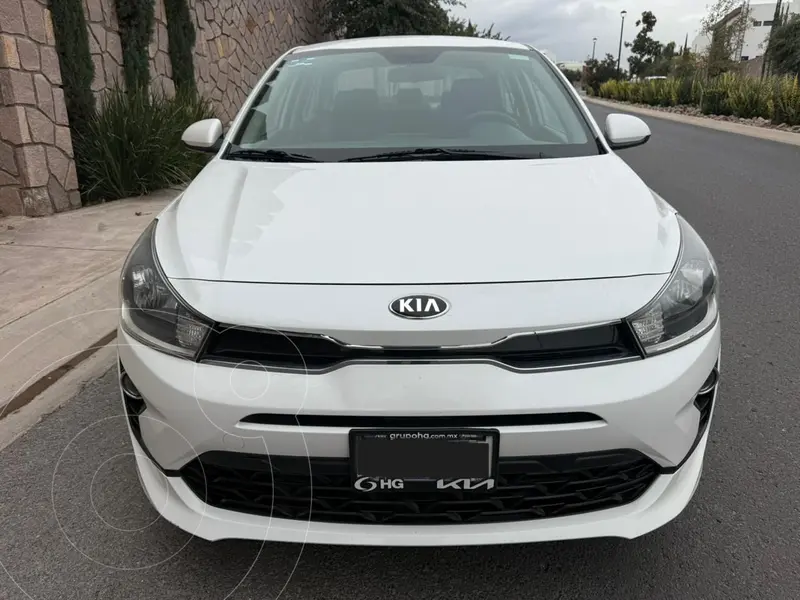 Foto Kia Rio Sedan LX usado (2021) color Blanco precio $225,000