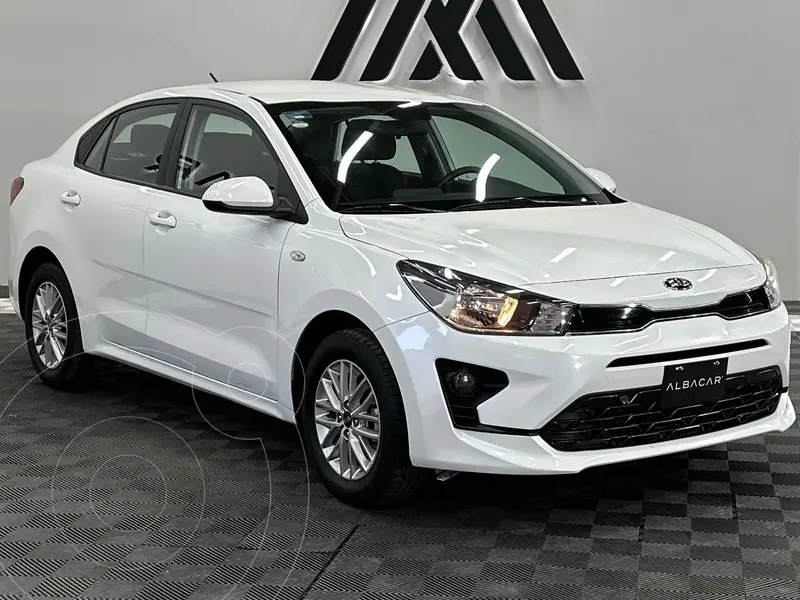 Foto Kia Rio Sedan LX Aut usado (2021) color Blanco precio $239,999