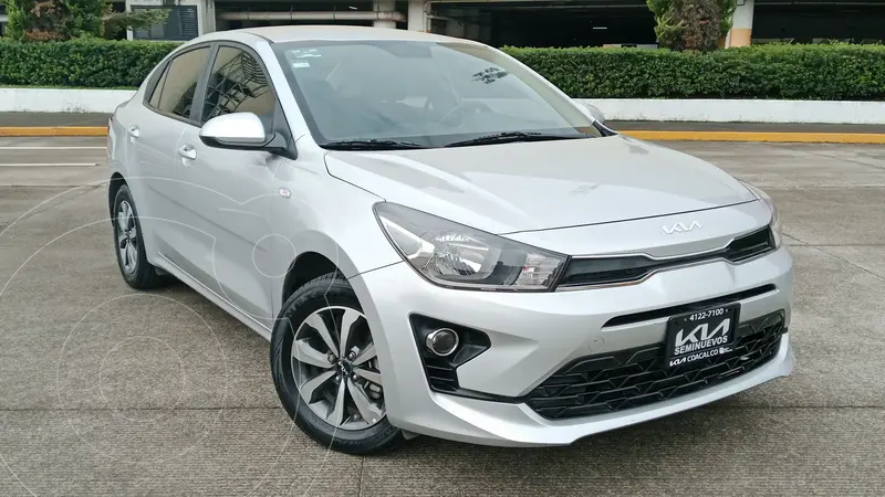 Foto Kia Rio Sedan LX usado (2022) color plateado precio $279,800