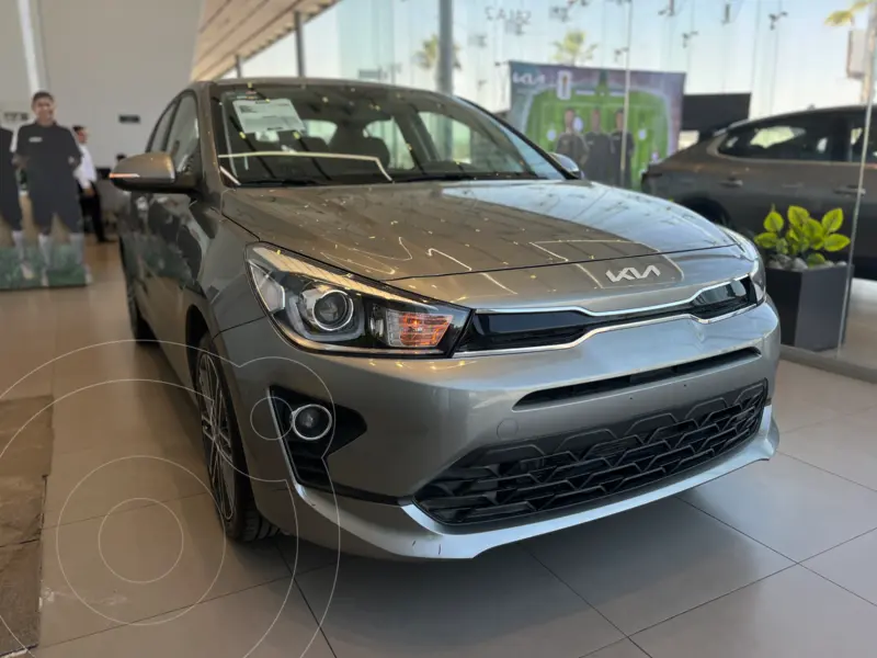 Foto Kia Rio Sedan EX Aut usado (2022) color Gris Hierro precio $293,600
