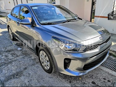 Kia Rio Sedan L usado (2019) color Gris Urbano precio $180,000