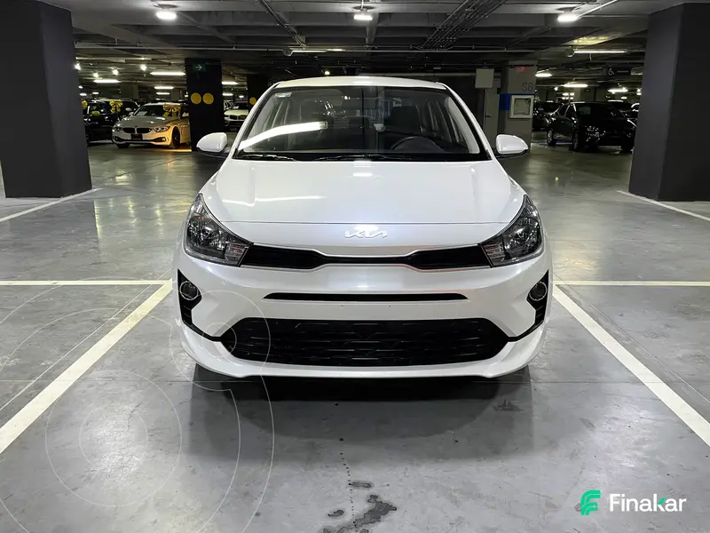 Foto Kia Rio Sedan L  Aut usado (2023) color Blanco precio $270,000