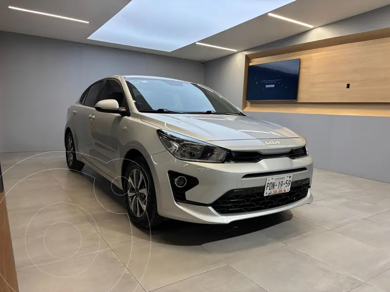 Foto Kia Rio Sedan LX Aut usado (2023) color plateado precio $270,000