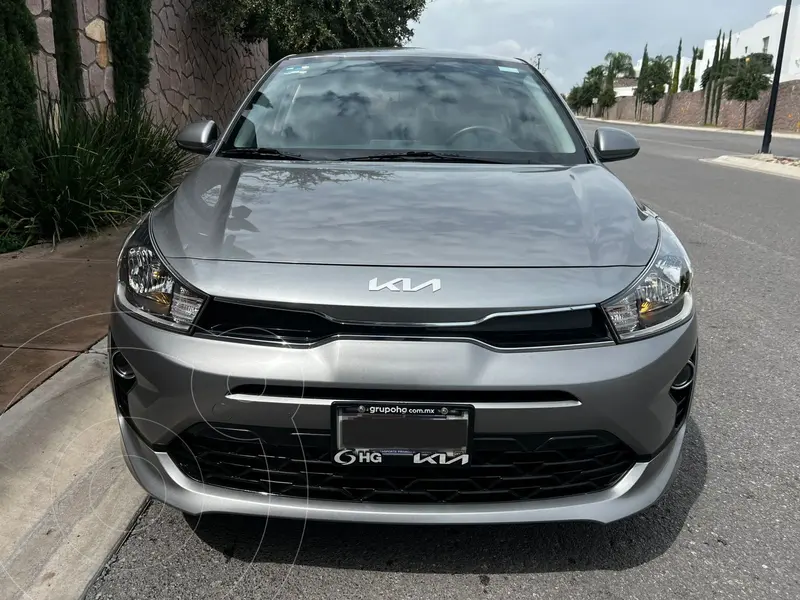 Foto Kia Rio Sedan LX Aut usado (2023) color Gris precio $288,000