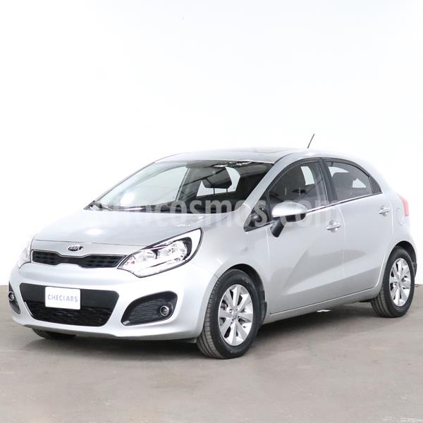 KIA Rio EX 5P Aut usado (2013) color Plata precio $898.000