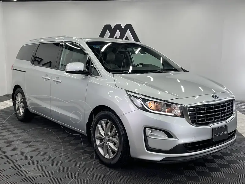 Foto Kia Sedona EX Pack usado (2019) color plateado precio $379,999