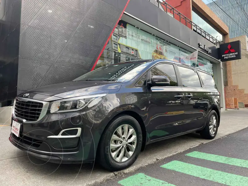 Foto Kia Sedona EX Pack usado (2019) color Gris precio $299,000