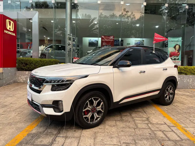 Foto Kia Seltos GT Line usado (2023) color Blanco precio $409,000