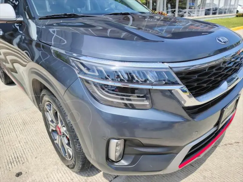 Foto Kia Seltos GT Line usado (2021) color Blanco precio $323,000
