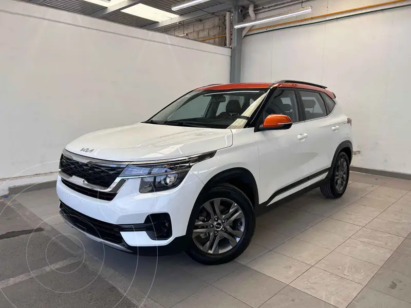 Foto Kia Seltos EX Pack usado (2023) color Blanco financiado en mensualidades(enganche $107,638 mensualidades desde $9,240)