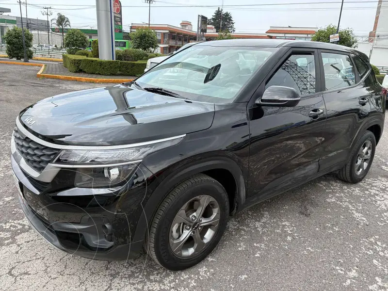 Foto Kia Seltos EX Aut usado (2023) color Negro financiado en mensualidades(enganche $69,440 mensualidades desde $7,576)