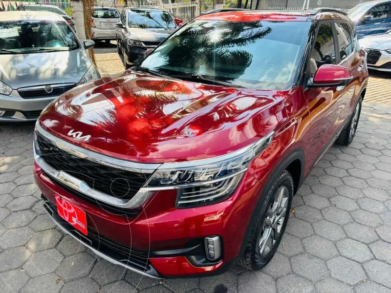 Foto Kia Seltos SX usado (2023) color Rojo precio $383,000