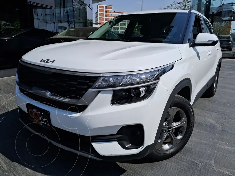 Foto Kia Seltos EX Aut usado (2023) color Blanco financiado en mensualidades(enganche $99,190 mensualidades desde $7,585)