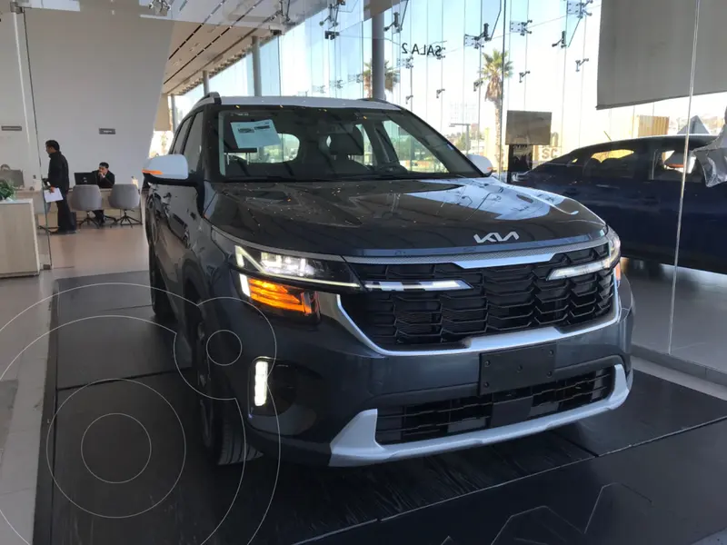 Foto Kia Seltos SXL usado (2024) color GRIS GRAVEDADTECHO BLANCO precio $511,000