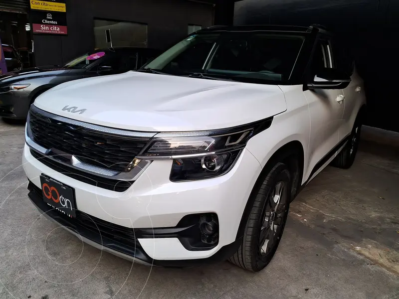 Foto Kia Seltos EX Pack usado (2023) color Blanco financiado en mensualidades(enganche $95,102 mensualidades desde $7,272)