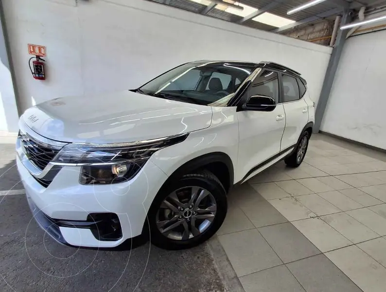 Foto Kia Seltos EX Pack usado (2023) color Blanco financiado en mensualidades(enganche $101,098 mensualidades desde $8,679)