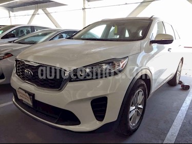 Kia Sorento 5 pts. LX, L4, TA 6Vel, A/AC, Tela, 7 pas., RA-17" usado (2019) color Blanco precio $389,000