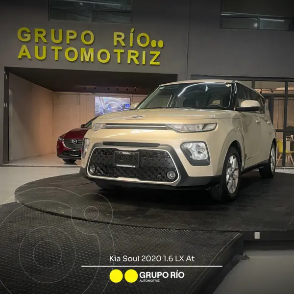 Foto Kia Soul LX Aut usado (2020) color Beige precio $249,000
