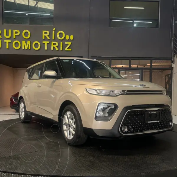 Foto Kia Soul LX Aut usado (2020) color Beige precio $249,000