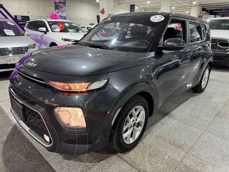 Foto Kia Soul LX Aut usado (2022) color Gris precio $305,000