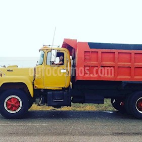 Mack RD688 camion de hotoiler usado (1979) color Naranja precio u$s10.000