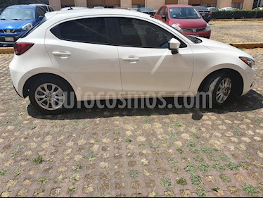 Mazda 2 i Touring Aut usado (2016) color Blanco Perla precio $160,000