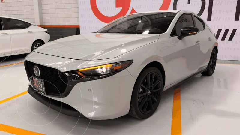 Foto Mazda 3 Hatchback Signature usado (2025) color MAZAPLATA CERAMICO precio $479,000
