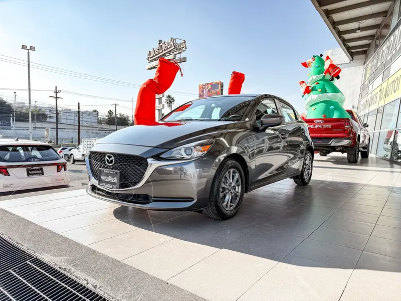 Foto Mazda 3 Sedan i Sport usado (2023) color Gris Oscuro precio $279,000