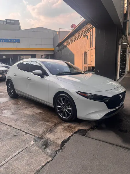 Foto Mazda 3 Sedan i Grand Touring Aut usado (2025) color plateado precio $410,000