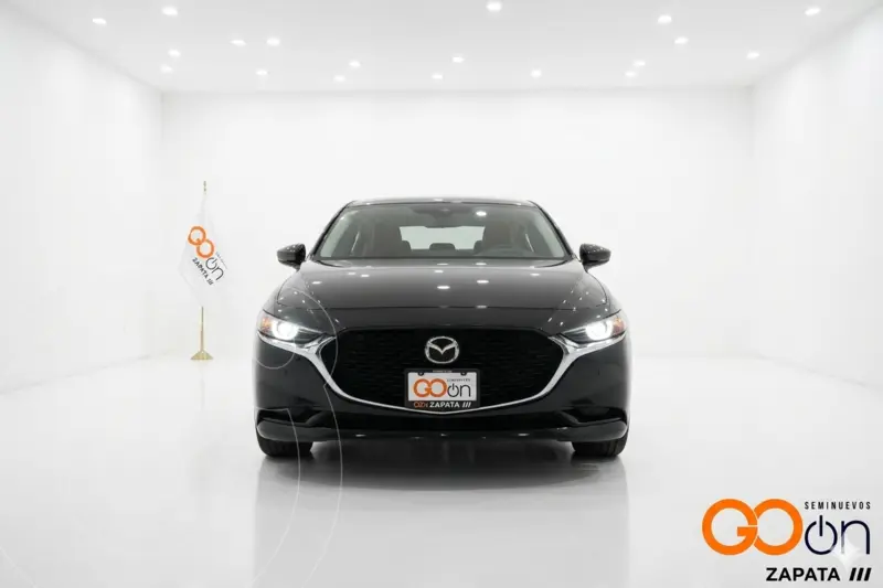 Foto Mazda 3 Sedan Carbon Edition usado (2023) color MAZWNEGRO CELESTE precio $385,000