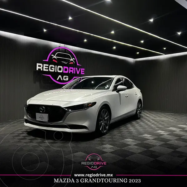 Foto Mazda 3 Sedan i Grand Touring Aut usado (2023) color Blanco Perla precio $374,900