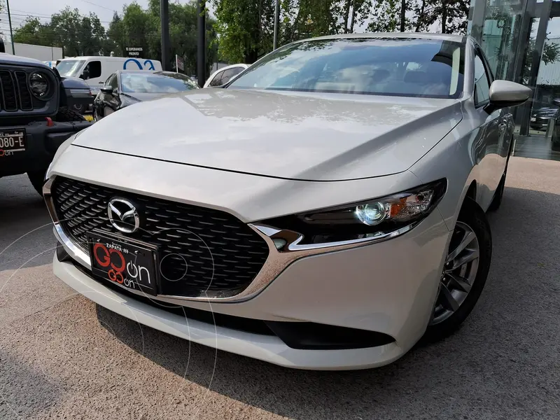 Foto Mazda 3 Sedan i Sport usado (2024) color plateado financiado en mensualidades(enganche $94,012 mensualidades desde $7,189)