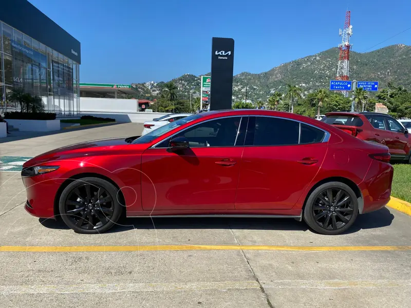 Foto Mazda 3 Sedan Signature usado (2025) color Rojo financiado en mensualidades(enganche $98,978 mensualidades desde $12,039)