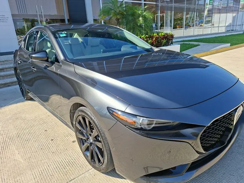 Foto Mazda 3 Sedan Signature usado (2025) color Gris Oscuro financiado en mensualidades(enganche $98,978 mensualidades desde $12,039)
