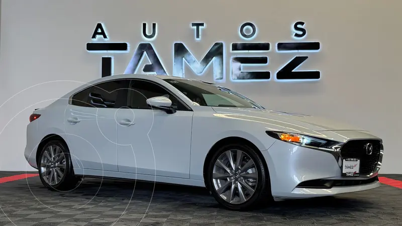 Foto Mazda 3 Sedan i Sport usado (2024) color plateado financiado en mensualidades(enganche $81,400 mensualidades desde $8,719)