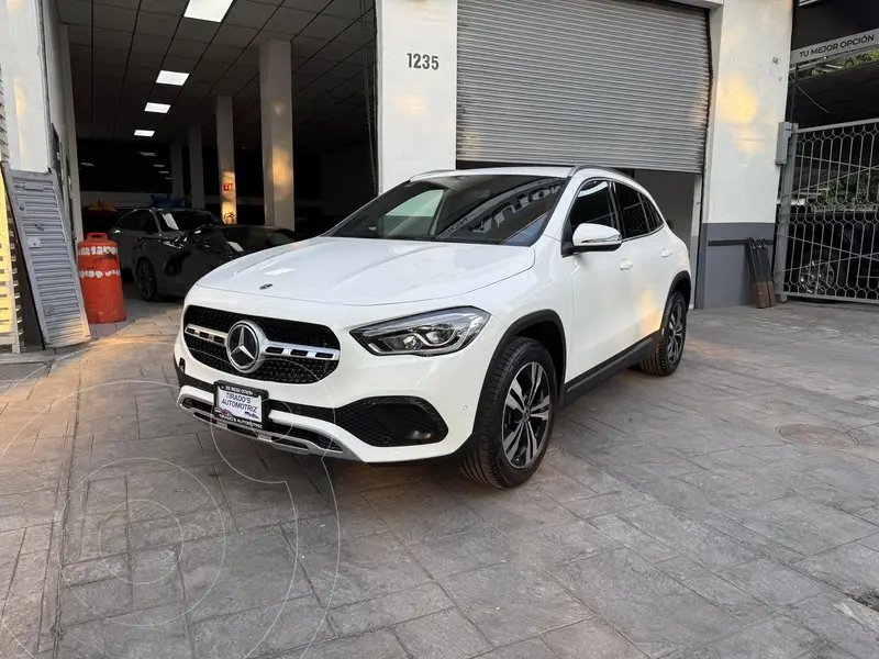 Foto Mercedes Clase GLA 200 Progressive usado (2022) color Blanco financiado en mensualidades(enganche $130,000 mensualidades desde $18,373)